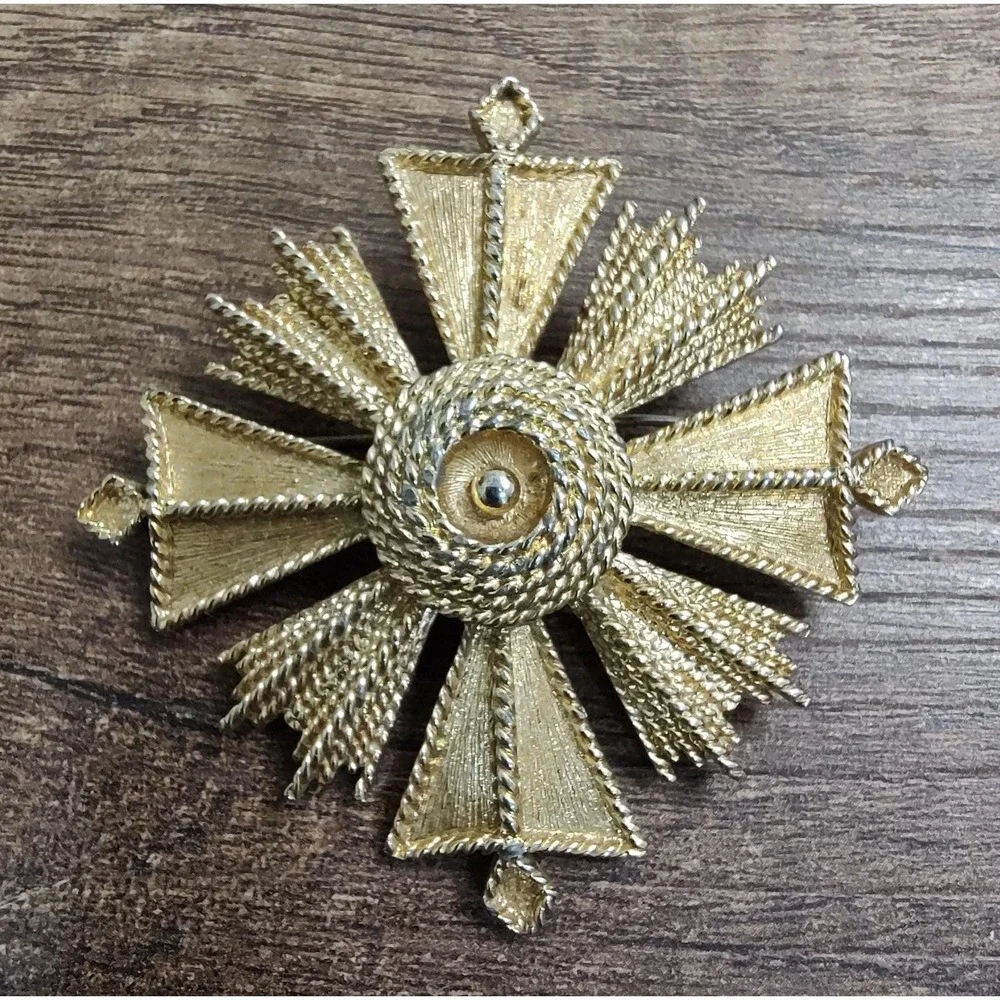 Vintage Signed Monet Gold Tone Maltese Cross Brooch Pin J270
